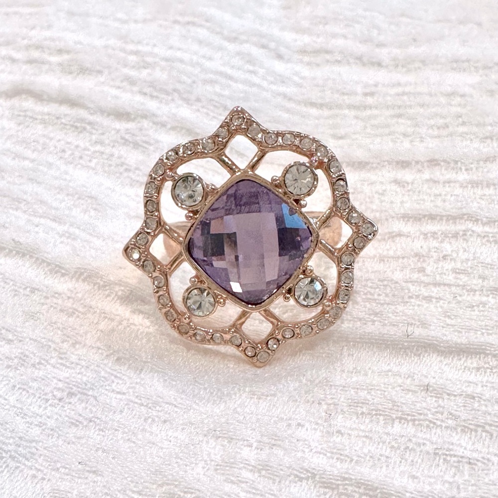 Rose gold ring with cushion cut amethyst and diamondaura details- size 6